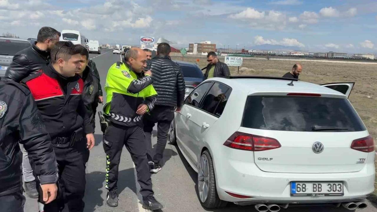 Aksaray Emniyeti Alarma Geçti: Dur İhtarına Uymayan Zehir Tacirleri Kıskıvrak Yakalandı