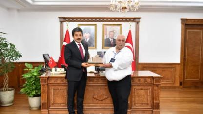GELVERİ KİLİSE CAMİİ MAKETİ KIRŞEHİR VALİSİ,B. BAŞKANI VE REKTÖRÜN MAKAMINI SÜSLEYECEK!