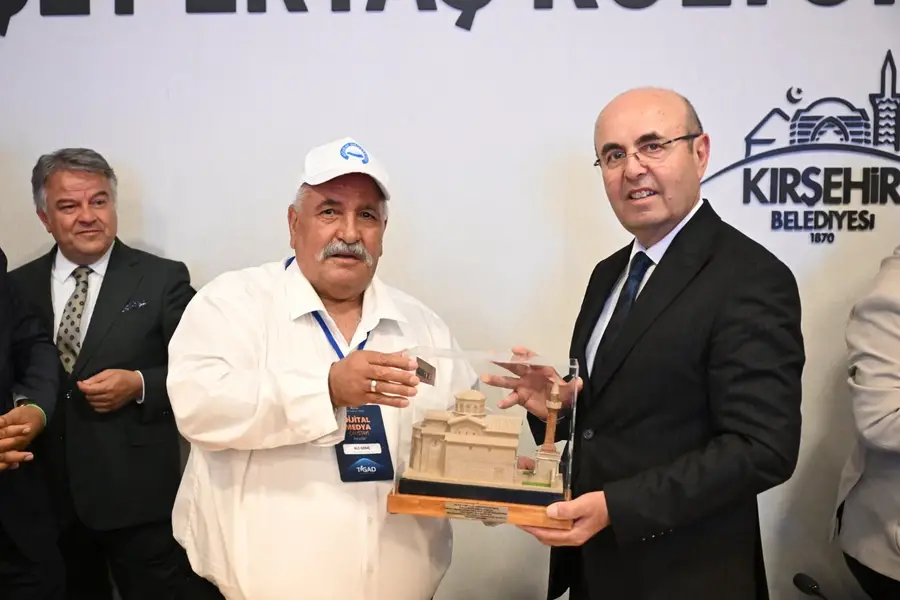 GELVERİ KİLİSE CAMİİ MAKETİ KIRŞEHİR VALİSİ,B. BAŞKANI VE REKTÖRÜN MAKAMINI SÜSLEYECEK!