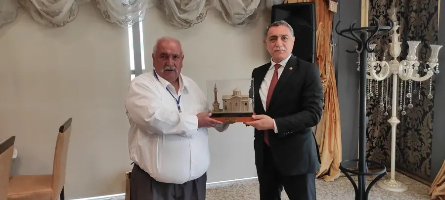 GELVERİ KİLİSE CAMİİ MAKETİ KIRŞEHİR VALİSİ,B. BAŞKANI VE REKTÖRÜN MAKAMINI SÜSLEYECEK!